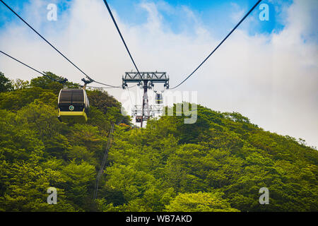 Hakone, Giappone, 10th, Maggio, 2018. Il cavo auto in funzionamento, con il verde delle montagne sullo sfondo. Foto Stock