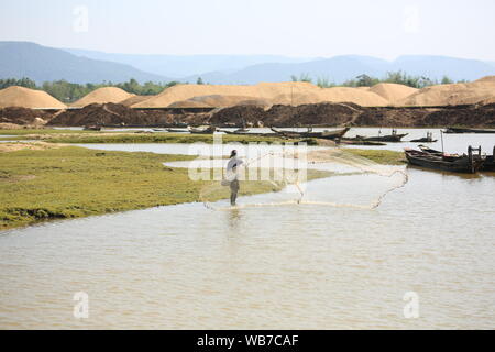 I pescatori gettano le reti nel fiume Foto Stock