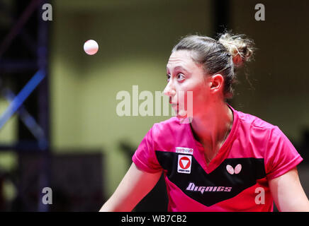 Olomouc, Repubblica Ceca. 24 Ago, 2019. Sofia Polcanova dell'Austria serve a Chen Xingtong della Cina durante una donne singoli quarti corrispondono al 2019 ITTF aperto ceca a Olomouc, Repubblica Ceca, il 24 agosto 2019. Credito: Shan Yuqi/Xinhua/Alamy Live News Foto Stock