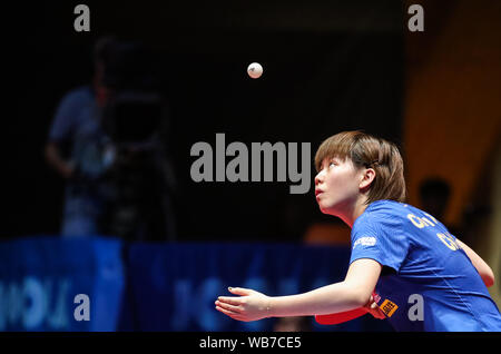 Olomouc, Repubblica Ceca. 24 Ago, 2019. Chen Xingtong della Cina serve a Sofia Polcanova dell'Austria durante una donne singoli quarti corrispondono al 2019 ITTF aperto ceca a Olomouc, Repubblica Ceca, il 24 agosto 2019. Credito: Shan Yuqi/Xinhua/Alamy Live News Foto Stock