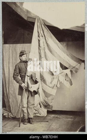 Bandiera della trentasettesima Pennsylvania Fanteria Abstract: fotografia mostra non identificato soldato dell'Unione tenendo la martoriata bandiera della trentasettesima Pennsylvania fanteria. Foto Stock