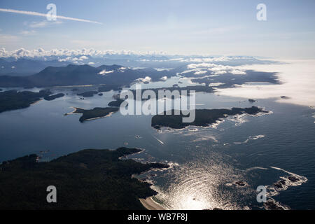 Antenna Panorama di una città turistica, Tofino, sulla costa dell'Oceano Pacifico durante una soleggiata mattina d'estate. Preso in Isola di Vancouver, British Columb Foto Stock