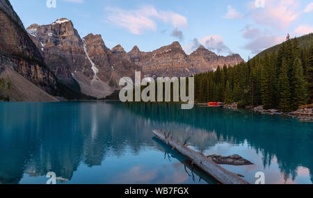 Bellissima vista di un iconico luogo famoso, il Lago Moraine, durante una vibrante estate sunrise. Situato nel Parco Nazionale di Banff, Alberta, Canada. Foto Stock