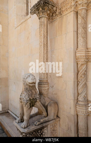 La Porta del Leone presso la Cattedrale di San Giacomo di Sibenik, Croazia, Europa Foto Stock