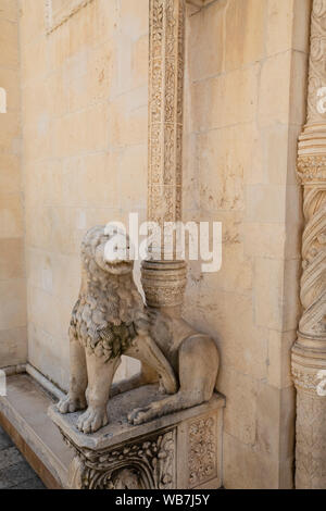 La Porta del Leone presso la Cattedrale di San Giacomo di Sibenik, Croazia, Europa Foto Stock