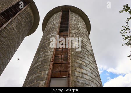 Due Silos per il grano con cielo nuvoloso al ranch a Jack London State Historic Park in Glen Ellen California. Foto Stock