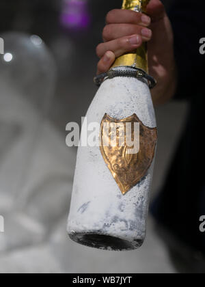 MASSA CARRARA, 23 agosto 2019 - La bottiglia di lo straordinario vino spumante, creato utilizzando il metodo classico all'interno della cava a Fantiscritti. Foto Stock