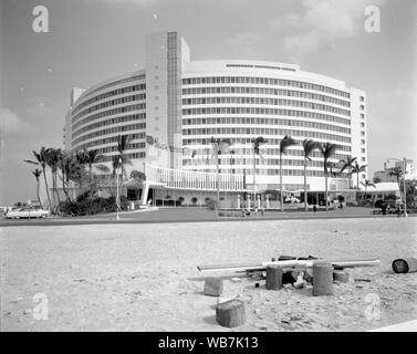 Fontainebleau Hotel, Miami Beach, Florida. Abstract/medio: Collezione Gottscho-Schleisner Foto Stock