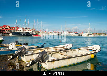 Vecchio vintage barche da pesca nella soleggiata giornata estiva a marina di Eden Island, Mahe, Seicelle Foto Stock