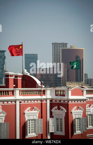 Cina e Macao bandiere il governo cinese ha sede nel centro città di Macau Foto Stock