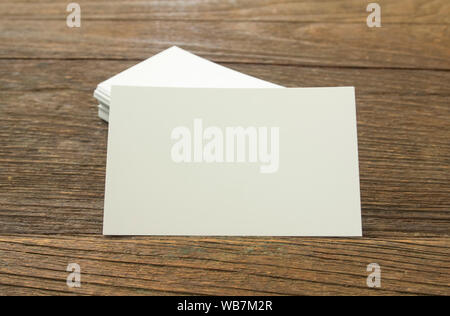 Business card collocato su un tavolo di legno. Foto Stock