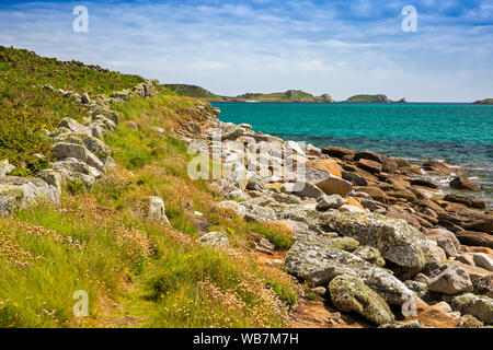 Regno Unito, Inghilterra, isole Scilly, St Martin's, Cruther punto, spiaggia rocciosa che si affaccia su di una grande Ganillly Foto Stock