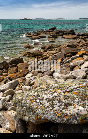 Regno Unito, Inghilterra, isole Scilly, St Martin's, Cruther punto, spiaggia rocciosa cercando di fronte a Tresco Foto Stock