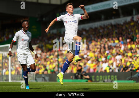 Norwich, Norfolk, Regno Unito. 24 Agosto, 2019. Mason Mount di Chelsea festeggia dopo aver segnato il suo i lati secondo obiettivo, mettendoli 2-1 avanti - Norwich City v Chelsea, Premier League, Carrow Road, Norwich, Regno Unito - 24 agosto 2019 solo uso editoriale - DataCo restrizioni si applicano Credito: Giornata immagini limitata/Alamy Live News Foto Stock