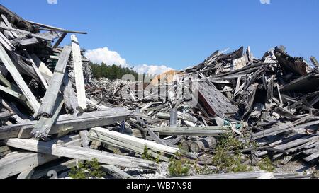 Legno di scarto e i registri abbandonati Foto Stock