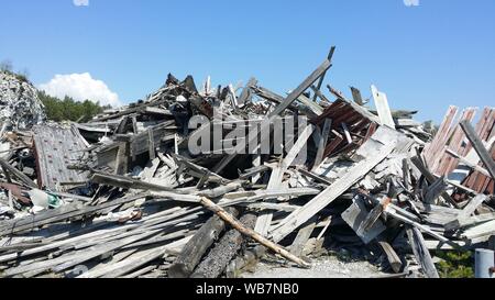 Legno di scarto e i registri abbandonati Foto Stock