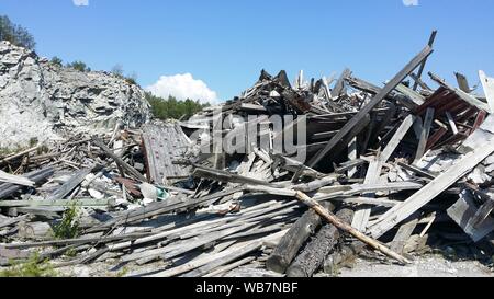 Legno di scarto e i registri abbandonati Foto Stock