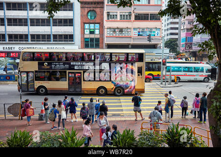 Le persone in attesa di luce verde all'attraversamento pedonale sulla strada Hennessy. La Causeway Bay di Hong Kong, Cina. Foto Stock