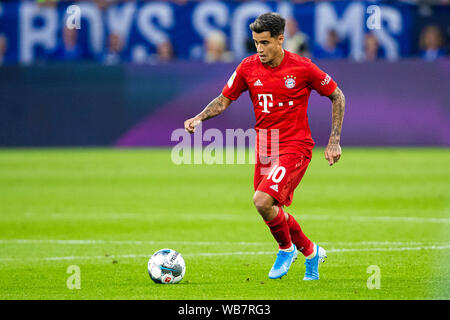 Gelsenkirchen (Germania). 24 agosto 2019. 1. BL - 19/20 - FC Schalke 04 vs Bayern Munich Philippe Coutinho (Bayern Monaco di Baviera/Monaco di Baviera) l'azione. Foto singola. Tagliare. con sfera // DFL regolamenti vietano qualsiasi uso di fotografie come sequenze di immagini e/o quasi-video. // | Utilizzo di credito in tutto il mondo: dpa picture alliance/Alamy Live News Foto Stock