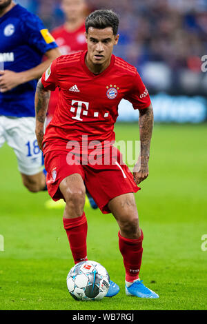 Gelsenkirchen (Germania). 24 agosto 2019. 1. BL - 19/20 - FC Schalke 04 vs Bayern Munich Philippe Coutinho (Bayern Monaco di Baviera/Monaco di Baviera) l'azione. Foto singola. Tagliare. con sfera // DFL regolamenti vietano qualsiasi uso di fotografie come sequenze di immagini e/o quasi-video. // | Utilizzo di credito in tutto il mondo: dpa picture alliance/Alamy Live News Foto Stock