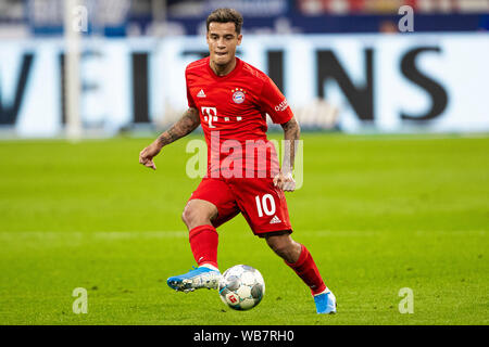 Gelsenkirchen (Germania). 24 agosto 2019. 1. BL - 19/20 - FC Schalke 04 vs Bayern Munich Philippe Coutinho (Bayern Monaco di Baviera/Monaco di Baviera) l'azione. Foto singola. Tagliare. con sfera // DFL regolamenti vietano qualsiasi uso di fotografie come sequenze di immagini e/o quasi-video. // | Utilizzo di credito in tutto il mondo: dpa picture alliance/Alamy Live News Foto Stock