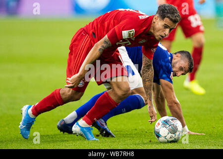 Gelsenkirchen (Germania). 24 agosto 2019. 1. BL - 19/20 - FC Schalke 04 vs Bayern Monaco di Baviera v. li. nei duelli Philippe Coutinho (Bayern Monaco di Baviera/Monaco) e Daniel Caligiuri (FC Schalke 04) // DFL regolamenti vietano qualsiasi uso di fotografie come sequenze di immagini e/o quasi-video. // | Utilizzo di credito in tutto il mondo: dpa picture alliance/Alamy Live News Foto Stock