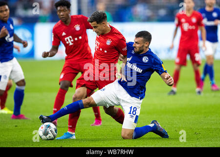 Gelsenkirchen (Germania). 24 agosto 2019. 1. BL - 19/20 - FC Schalke 04 vs Bayern Monaco di Baviera v. li. nei duelli Philippe Coutinho (Bayern Monaco di Baviera/Monaco) e Daniel Caligiuri (FC Schalke 04) // DFL regolamenti vietano qualsiasi uso di fotografie come sequenze di immagini e/o quasi-video. // | Utilizzo di credito in tutto il mondo: dpa picture alliance/Alamy Live News Foto Stock