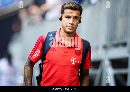 Gelsenkirchen (Germania). 24 agosto 2019. 1. BL - 19/20 - FC Schalke 04 vs FC Bayern Munich Philippe Coutinho (Bayern Monaco di Baviera/Monaco di Baviera) verticale/face // DFL regolamenti vietano qualsiasi uso delle immagini come sequenze di immagini e/o quasi-video. // | Utilizzo di credito in tutto il mondo: dpa picture alliance/Alamy Live News Foto Stock