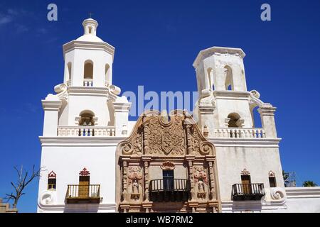 Guardando verso le torri gemelle della Missione di San Xavier vicino a Tucson, Arizona. Il restauro è in corso, con una delle torri restaurate al suo aspetto originale Foto Stock