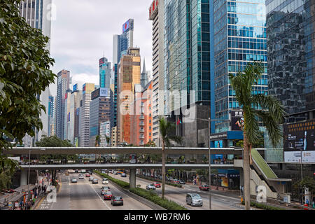 Alti edifici moderni su Gloucester Road. Wan Chai, Hong Kong Foto Stock