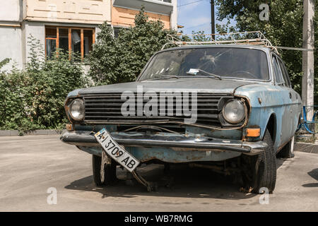 Vecchia auto in Kieve, con rotture di targa anteriore. Foto Stock