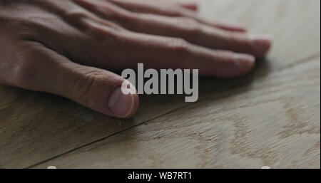 Man mano. Controllare la qualità dei giunti incollati in legno di quercia, superficie wide photo Foto Stock