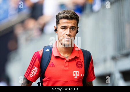 Gelsenkirchen (Germania). 24 agosto 2019. 1. BL - 19/20 - FC Schalke 04 vs FC Bayern Munich Philippe Coutinho (Bayern Monaco di Baviera/Monaco di Baviera) verticale/face // DFL regolamenti vietano qualsiasi uso delle immagini come sequenze di immagini e/o quasi-video. // | Utilizzo di credito in tutto il mondo: dpa picture alliance/Alamy Live News Foto Stock