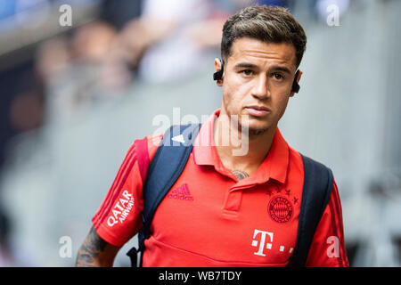 Gelsenkirchen (Germania). 24 agosto 2019. 1. BL - 19/20 - FC Schalke 04 vs FC Bayern Munich Philippe Coutinho (Bayern Monaco di Baviera/Monaco di Baviera) verticale/face // DFL regolamenti vietano qualsiasi uso delle immagini come sequenze di immagini e/o quasi-video. // | Utilizzo di credito in tutto il mondo: dpa picture alliance/Alamy Live News Foto Stock