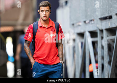 Gelsenkirchen (Germania). 24 agosto 2019. 1. BL - 19/20 - FC Schalke 04 vs FC Bayern Munich Philippe Coutinho (Bayern Monaco di Baviera/Monaco di Baviera) verticale/face // DFL regolamenti vietano qualsiasi uso delle immagini come sequenze di immagini e/o quasi-video. // | Utilizzo di credito in tutto il mondo: dpa picture alliance/Alamy Live News Foto Stock