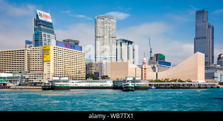 Dal Molo dei Traghetti Star come si vede dal Victoria Harbour. Hong Kong, Cina. Foto Stock