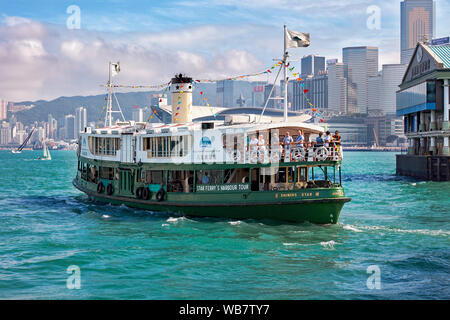 Lo Star Ferry Harbor Tour in barca con i turisti a bordo nel Porto Victoria. Hong Kong, Cina. Foto Stock