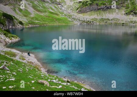 Drachensee (Lago del Drago), uno splendido turchese lago alpino all'escursione alla Coburger Hütte (coburger hut), in tirolo Austria, vicino al massiccio dello Zugspitze Foto Stock