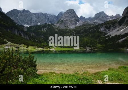 Escursione a Seebensee, un lago alpino nel Tirolo, Austria, vicino la Zugspitze Foto Stock