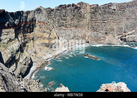 Trekking lungo i sentieri costieri a Ponta de Sao Lourenco Foto Stock