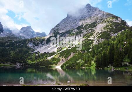 Seebensee con belle riflessioni. Lago alpino in Tirolo, Austria, vicino la Zugspitze Foto Stock