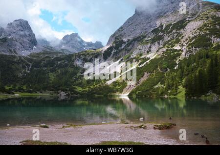 Seebensee con belle riflessioni. Lago alpino in Tirolo, Austria, vicino la Zugspitze Foto Stock