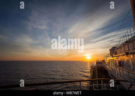 Spettacolare tramonto sul mare orizzonte visto dal ponte superiore di una nave da crociera Foto Stock