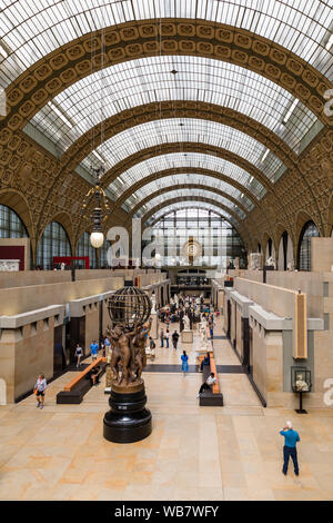 Parigi, Francia - luglio 5, 2018: i visitatori al Musee d'Orsay a Parigi. Situato nell'ex Gare d'Orsay stazione ferroviaria, il museo presenta la più grande col Foto Stock