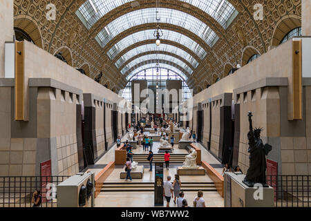 Parigi, Francia - luglio 5, 2018: i visitatori al Musee d'Orsay a Parigi. Situato nell'ex Gare d'Orsay stazione ferroviaria, il museo presenta la più grande col Foto Stock