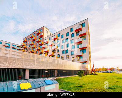 I contenitori della spazzatura e parcheggio vicino al moderno appartamento residenziale di concetto Casa. Foto Stock