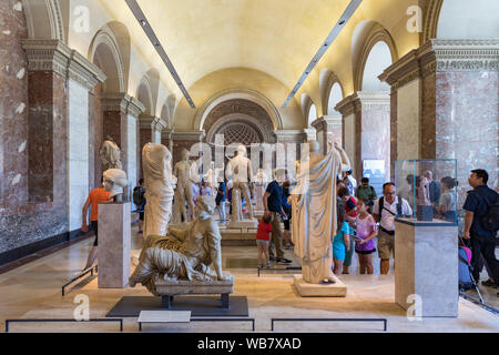 Parigi, Francia - luglio 6, 2018: Molte persone ad apprezzare i dipinti e sculture del museo del Louvre a Parigi, Francia. Il Louvre è il più grande del mondo Foto Stock