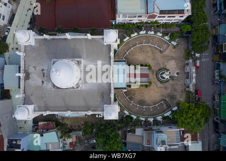 Foto aerea di grande bianco chiesa neoclassica edificio con viale circolare, una cupola centrale e quattro piccole cupole Foto Stock