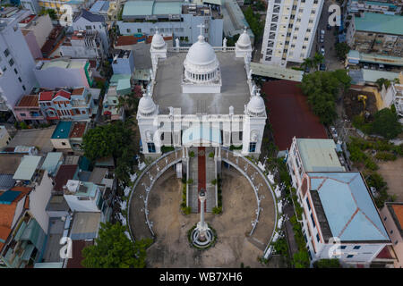 Foto aerea di grande bianco chiesa neoclassica edificio con viale circolare, una cupola centrale e quattro piccole cupole Foto Stock