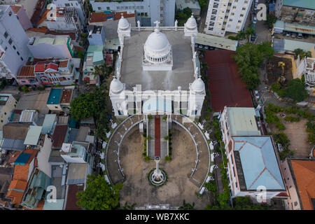 Foto aerea di grande bianco chiesa neoclassica edificio con viale circolare, una cupola centrale e quattro piccole cupole Foto Stock